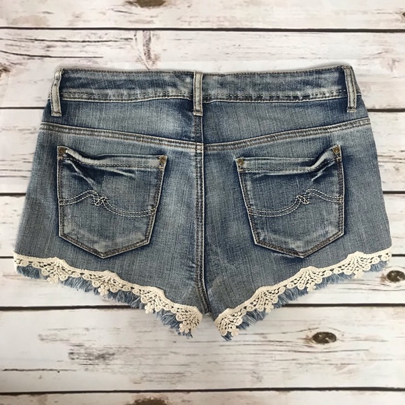 🌴Hot Kiss Cici Crochet Detail Denim Shorts Sz 11 - Picture 2 of 9